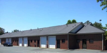 8037 Fairview Rd, Mint Hill, NC à louer Photo du bâtiment- Image 1 de 2