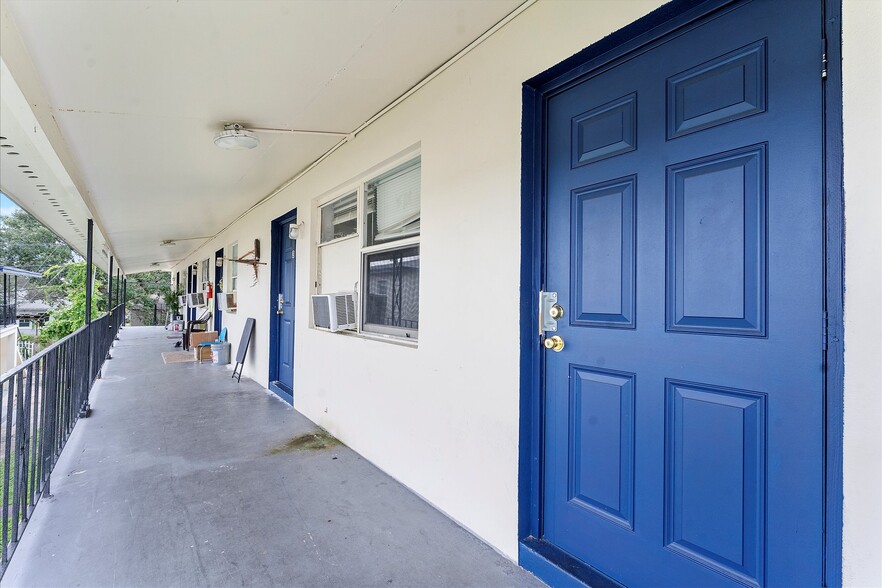 Tamarind Apartments portfolio of 3 properties for sale on LoopNet.ca - Building Photo - Image 3 of 20