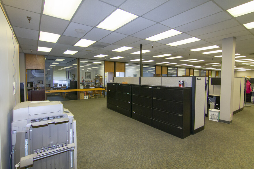 6433 SE Lake Rd, Portland, OR for sale - Interior Photo - Image 2 of 10