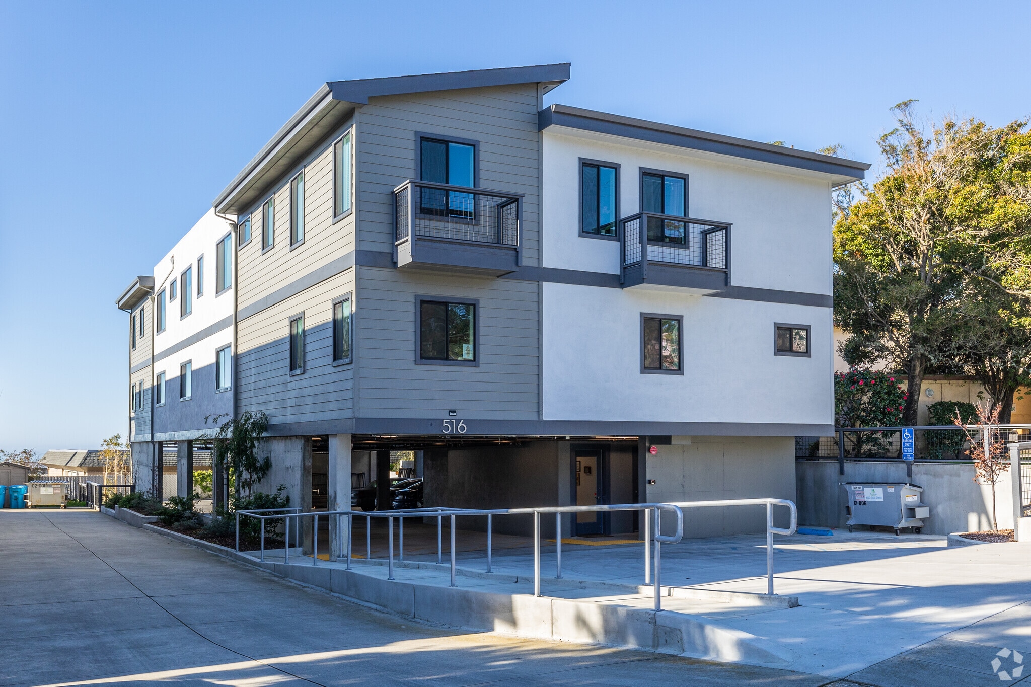 516 Ave Alhambra, El Granada, CA for lease Primary Photo- Image 1 of 18