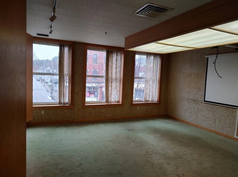 326 Main St, Southbridge, MA à vendre - Photo intérieure - Image 3 de 7