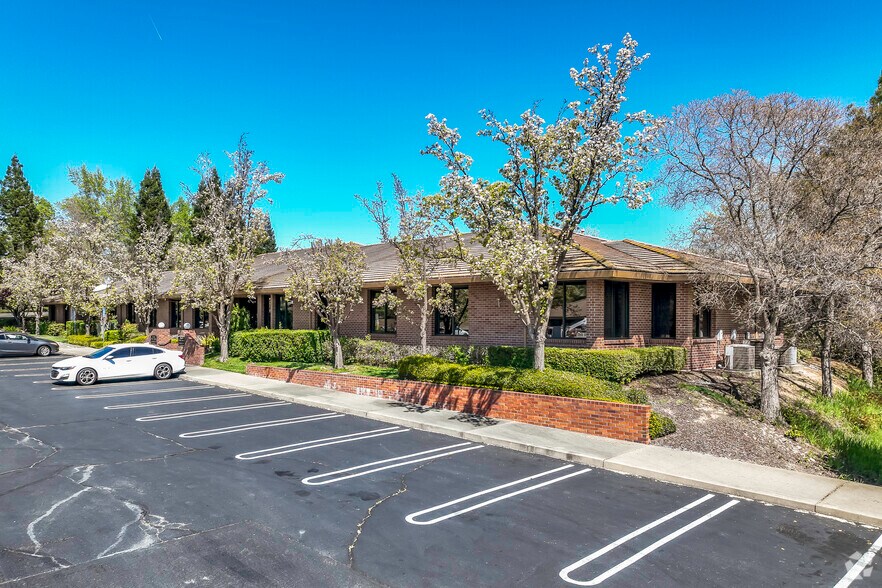 2440 Professional Dr, Roseville, CA à louer - Photo du bâtiment - Image 1 de 7