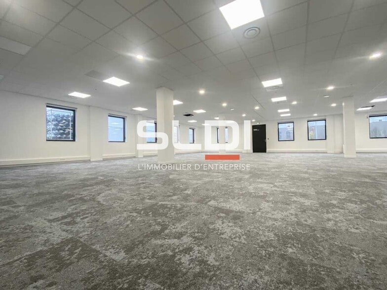 Office in Montluel for sale - Building Photo - Image 2 of 12