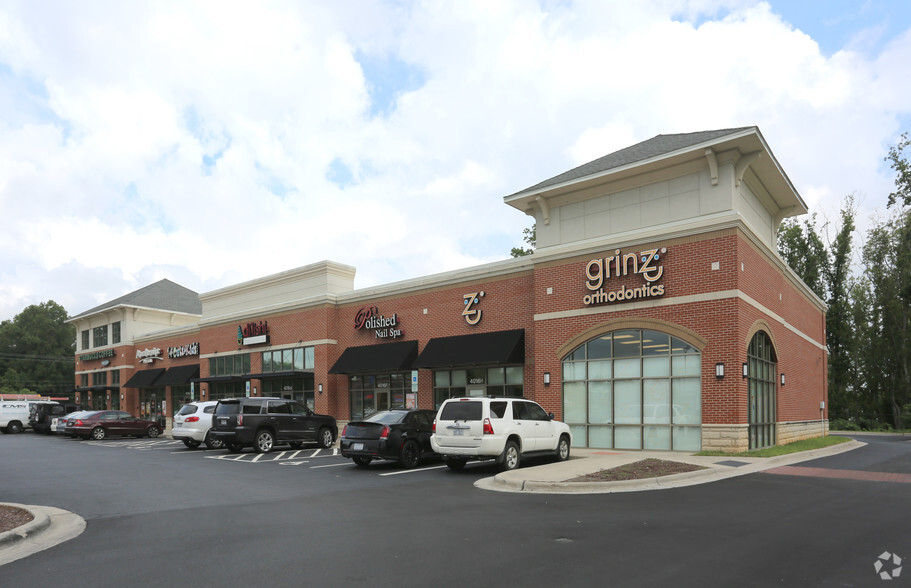 4008-4012 Battleground Ave, Greensboro, NC for lease - Primary Photo - Image 2 of 4