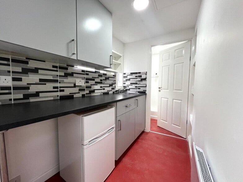 13 Victoria Pl, Haverfordwest for lease - Interior Photo - Image 1 of 10