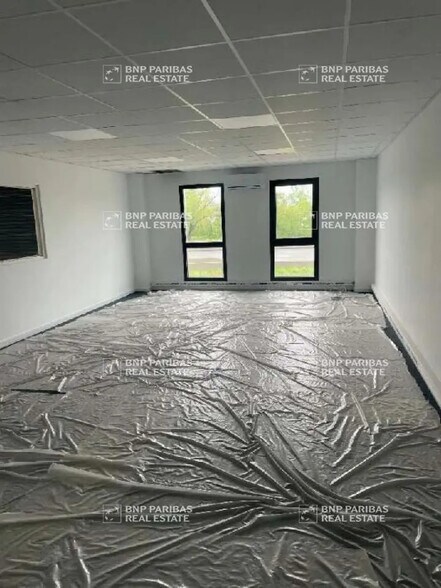Flex in Bourgoin-Jallieu for sale - Building Photo - Image 3 of 13