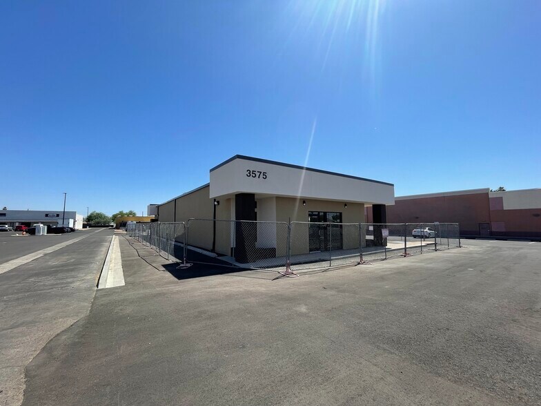 3575 W Northern Ave, Phoenix, AZ à louer - Photo du bâtiment - Image 3 de 8