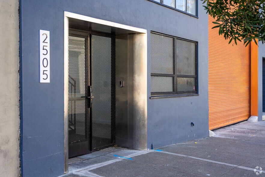 2505 Mariposa St, San Francisco, CA à louer - Photo du bâtiment - Image 2 de 4