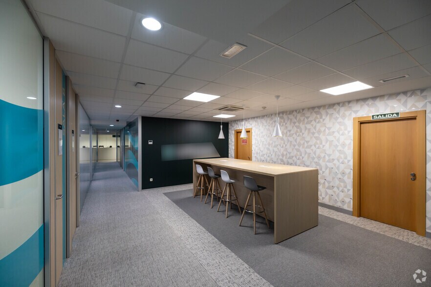 Camino de las Hormigueras, 171, Madrid, Madrid à louer - Photo du bâtiment - Image 2 de 12