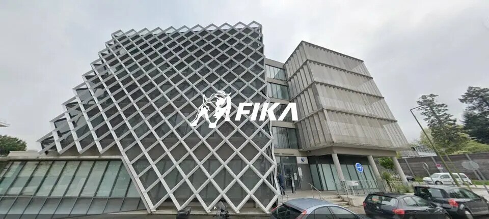 Retail in Lormont for lease Building Photo- Image 1 of 8