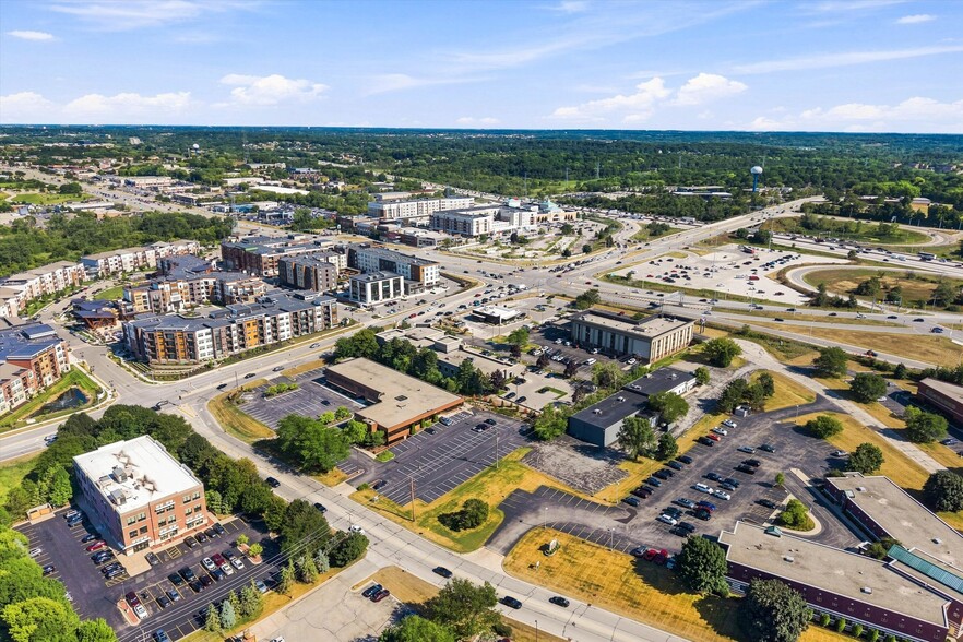 601-611 N Barker Rd, Brookfield, WI for lease - Building Photo - Image 3 of 34
