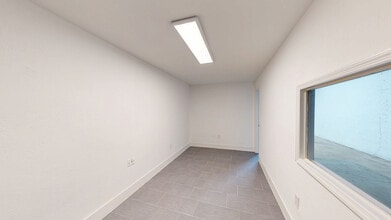 1612-1646 W 31st Pl, Hialeah, FL à louer Numérisation 3D de Matterport- Image 2 de 12