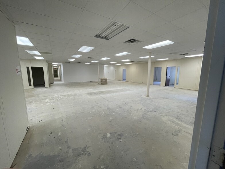 4444 Lake St, Lake Charles, LA for lease - Building Photo - Image 3 of 6