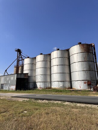 Plus de détails pour 1500 Austin St, Seguin, TX - Industriel à vendre