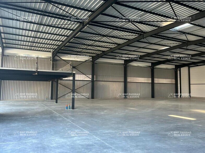 Flex dans Ambérieux à louer - Photo du bâtiment - Image 2 de 15