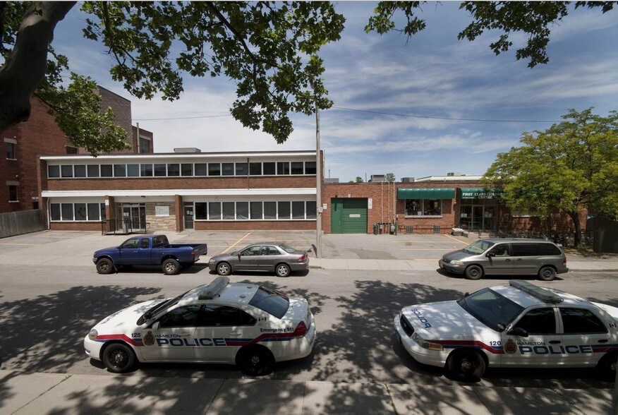 135 Rebecca St, Hamilton, ON à louer - Photo du bâtiment - Image 3 de 7