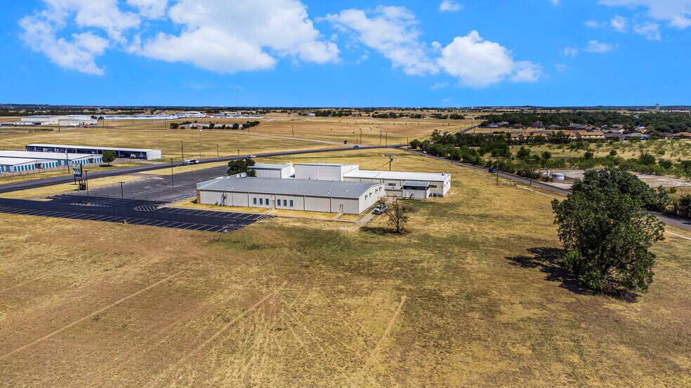 1014 N Nolan River Rd, Cleburne, TX à louer - Photo du bâtiment - Image 2 de 24