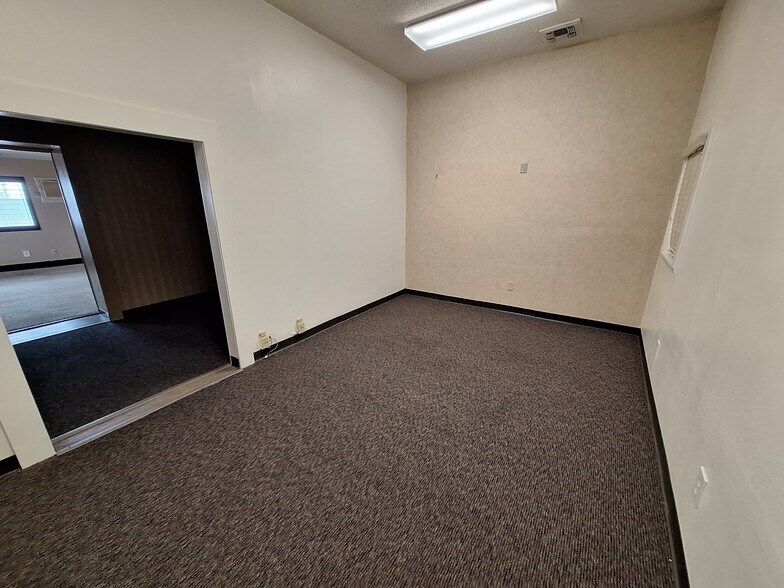 2813 Hanger Way, Bakersfield, CA à louer - Photo du bâtiment - Image 2 de 7