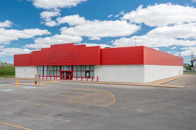 Plus de détails pour 1000 Hwy Chomedey, Laval, QC - Commerce de détail à louer