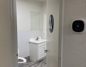 105 W Dakota Ave, Clovis, CA à louer Photo intérieure- Image 1 de 3