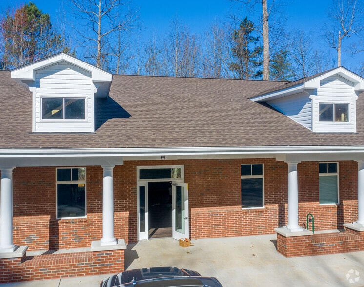 2315 E WT Harris Blvd, Charlotte, NC à louer - Photo du bâtiment - Image 2 de 6