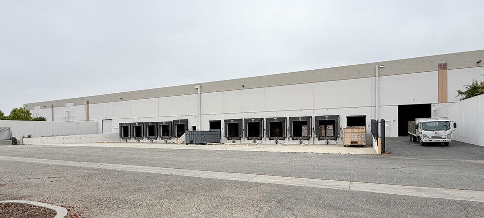 2100 Eastman Ave, Oxnard, CA à louer - Photo du bâtiment - Image 2 de 4