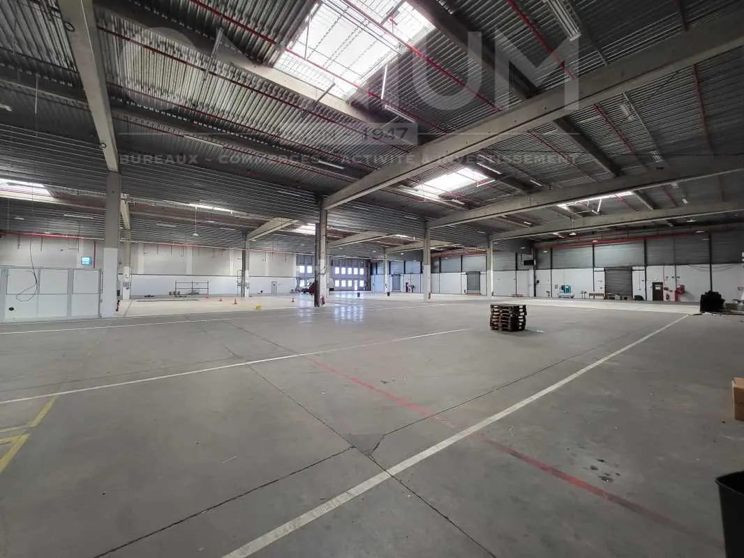 Flex in Vénissieux for lease Building Photo- Image 1 of 11