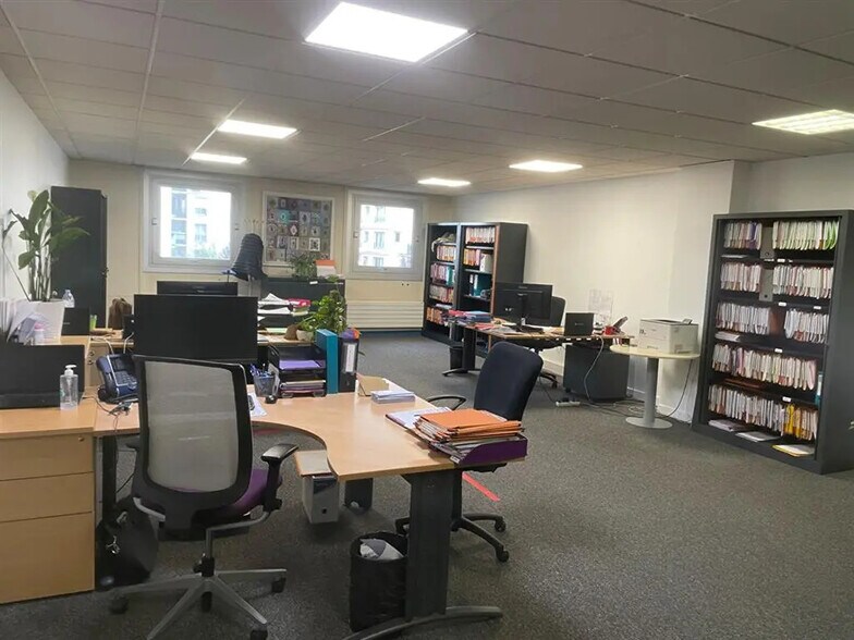 Bureau dans Saint-Ouen-sur-Seine à louer - Photo du bâtiment - Image 2 de 6