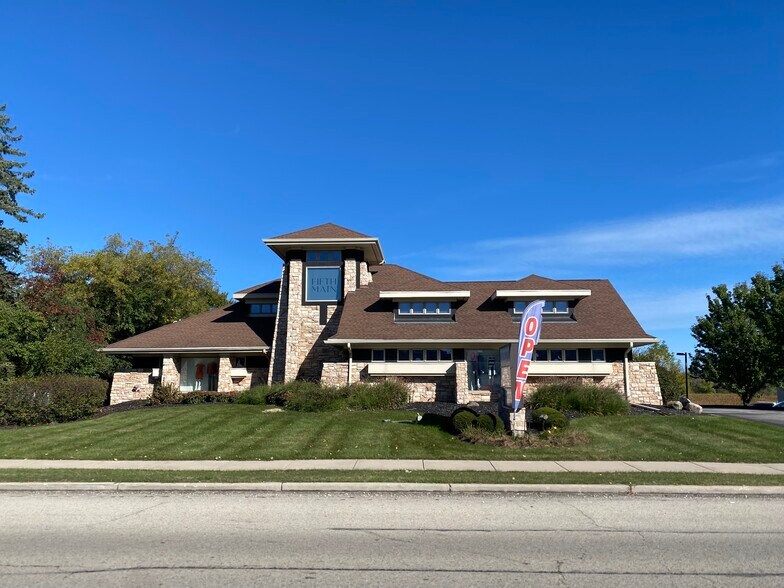 1550-1556 W Mequon Rd, Mequon, WI à vendre - Photo du bâtiment - Image 2 de 12