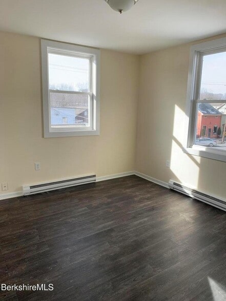 35 Main St, West Stockbridge, MA à vendre - Photo du bâtiment - Image 3 de 19