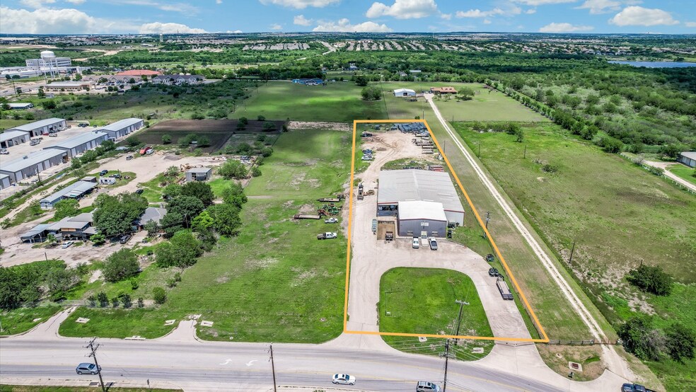 1251 Bunton Creek Rd, Kyle, TX à louer - Photo du bâtiment - Image 3 de 12