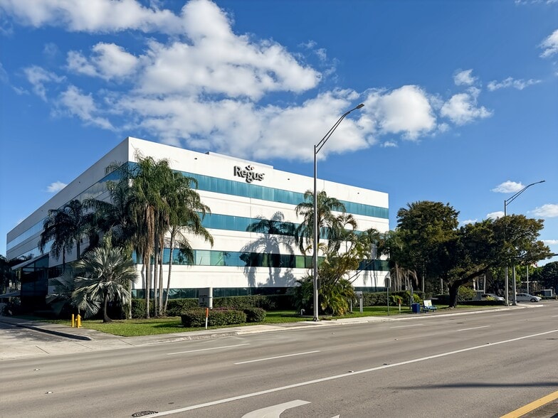 2001 NW 107th Ave, Miami, FL à louer - Photo du bâtiment - Image 3 de 21