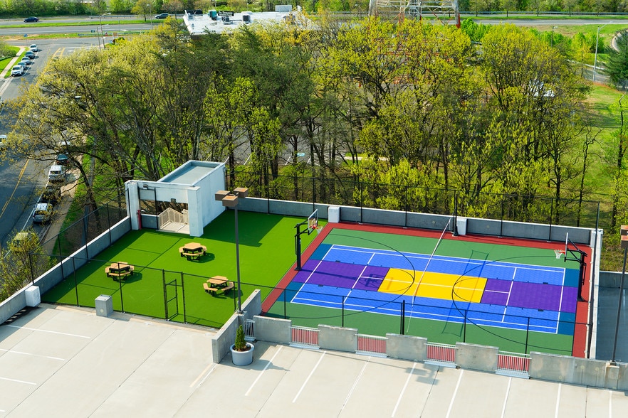 8255 Greensboro Dr, McLean, VA for lease - Building Photo - Image 1 of 4