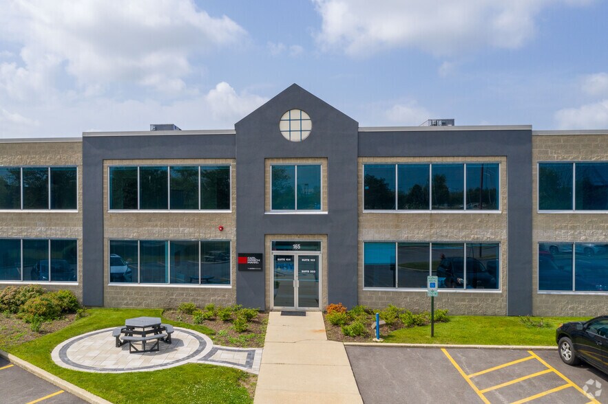 165 E Commerce Dr, Schaumburg, IL à louer - Photo du bâtiment - Image 1 de 12