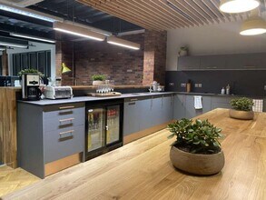 Thomas Ln, Bristol for lease Interior Photo- Image 2 of 7