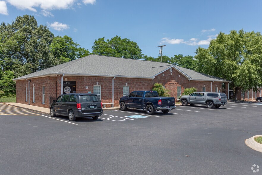 211-237 Dunbar Cave Rd, Clarksville, TN à louer - Photo du bâtiment - Image 2 de 3
