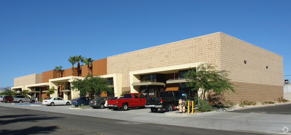 530-550 S Vella Rd, Palm Springs, CA for lease - Building Photo - Image 3 of 15