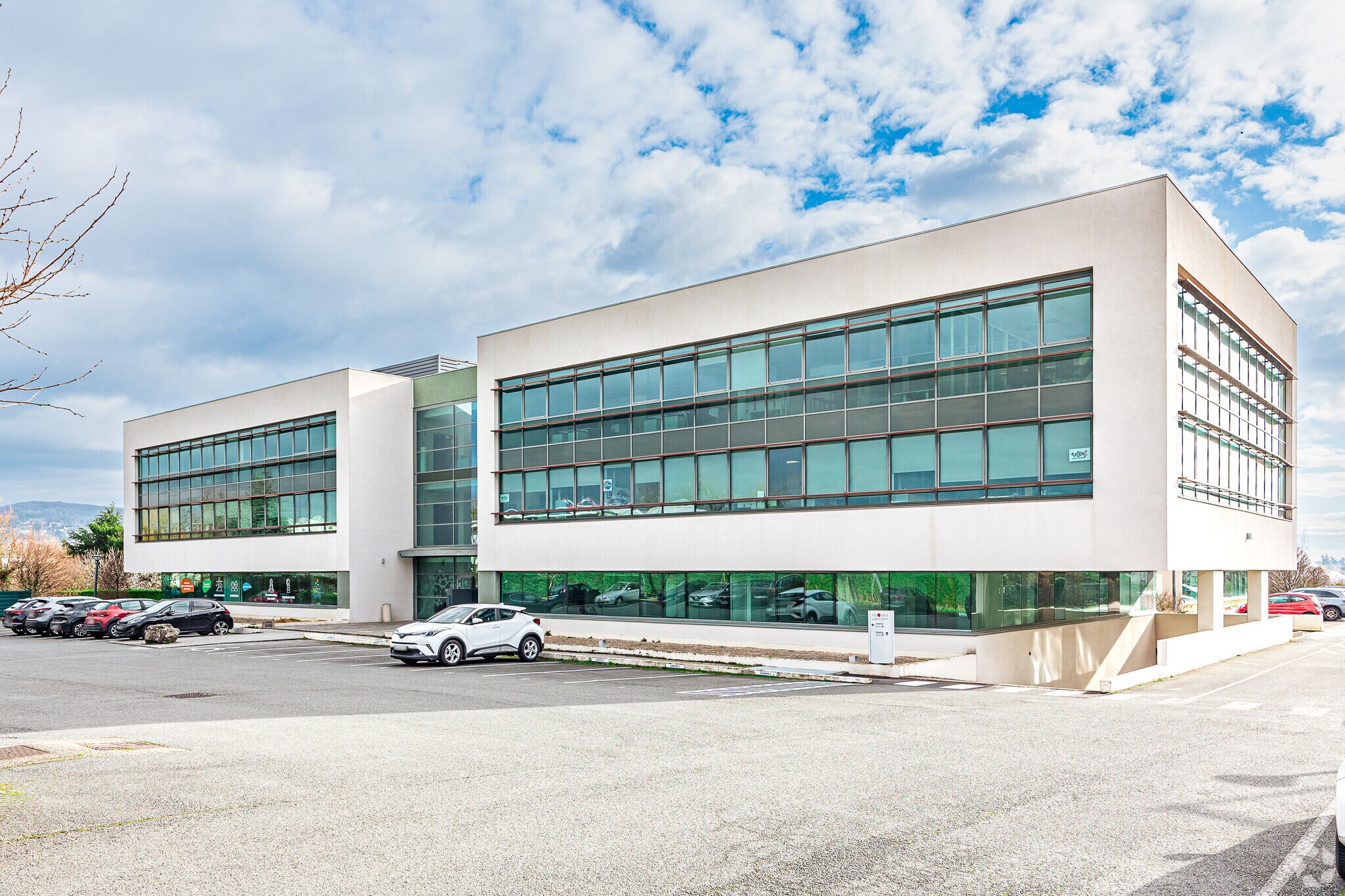 Office in Champagne-au-Mont-d'Or for sale Primary Photo- Image 1 of 3