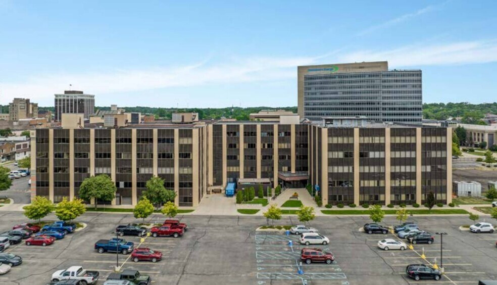 209 E Washington Ave, Jackson, MI à louer - Photo du bâtiment - Image 2 de 4