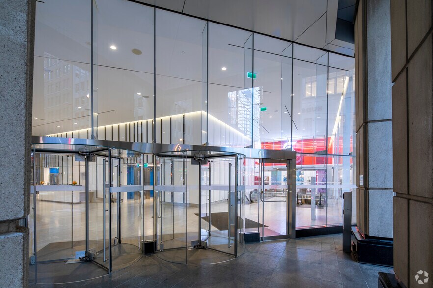 390 Bay St, Toronto, ON à louer - Photo du bâtiment - Image 2 de 30