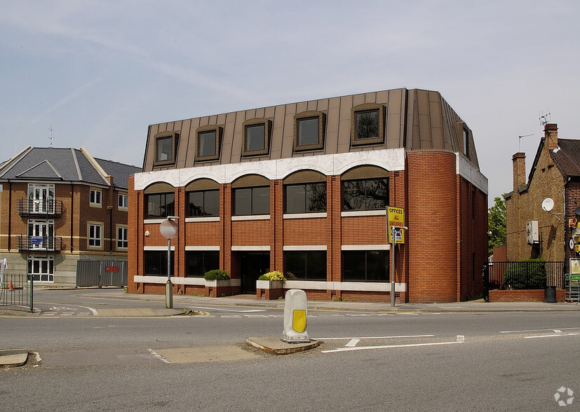 96-97 High St, Egham à vendre - Photo principale - Image 1 de 2