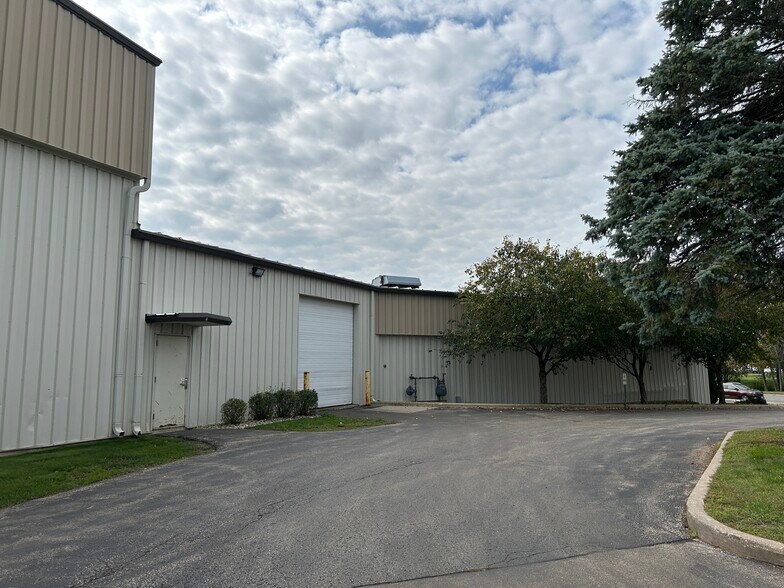 3690 Commerce Dr, Madison, WI à louer - Photo du bâtiment - Image 3 de 7