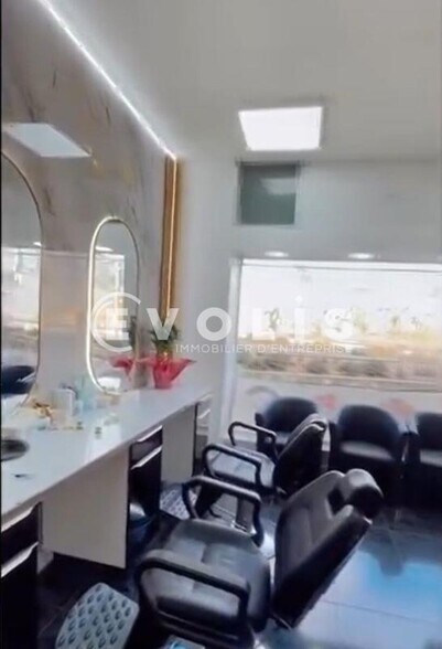 Retail in Poissy for sale - Interior Photo - Image 2 of 4