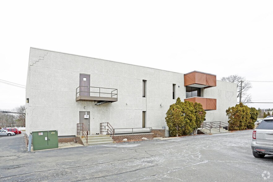 23900 Orchard Lake Rd, Farmington Hills, MI à louer - Photo du bâtiment - Image 3 de 5