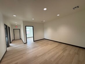 0 Sara Road, Mustang, OK à louer Photo intérieure- Image 2 de 5