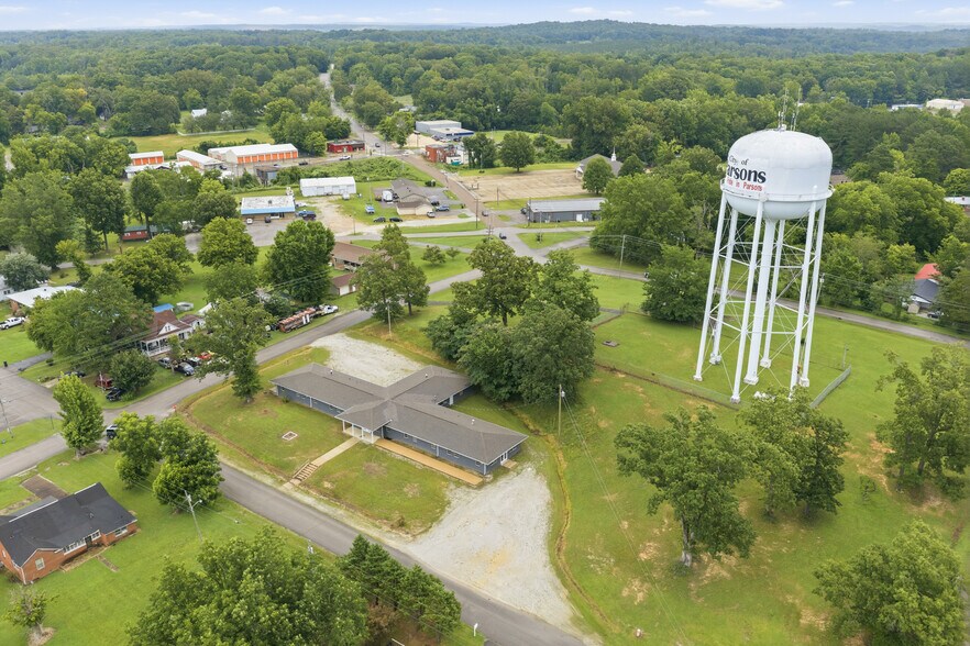 105 Kentucky Ave S, Parsons, TN à vendre - Photo du bâtiment - Image 2 de 30