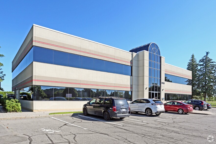 815 Taylor Creek Dr, Ottawa, ON à louer - Photo du bâtiment - Image 3 de 6