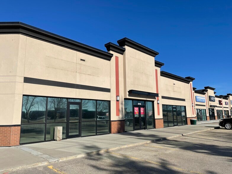 3354 Calgary Trl Nw, Edmonton, AB à louer - Photo du bâtiment - Image 2 de 7