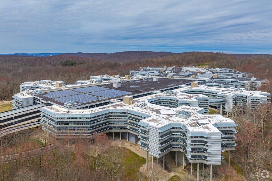 100 Reserve Rd, Danbury, CT à louer - Photo du bâtiment - Image 1 de 5