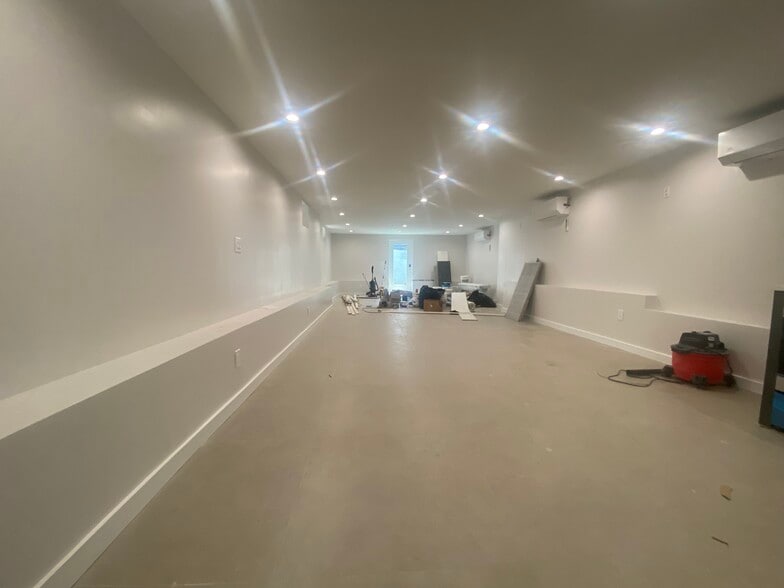 160 20th St, Brooklyn, NY for lease - Interior Photo - Image 1 of 7